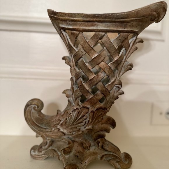 Beatiful Cornucopia Basket Weave Vase - Picture 6 of 15
